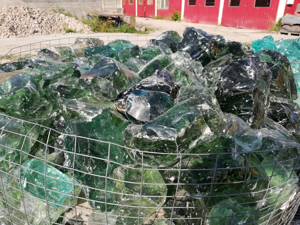 зеленый стеклянный камень