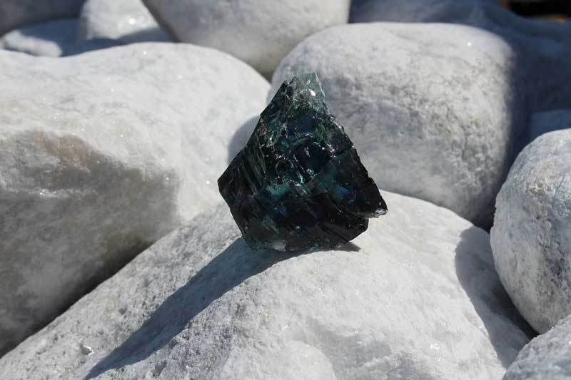 черный стеклянный камень